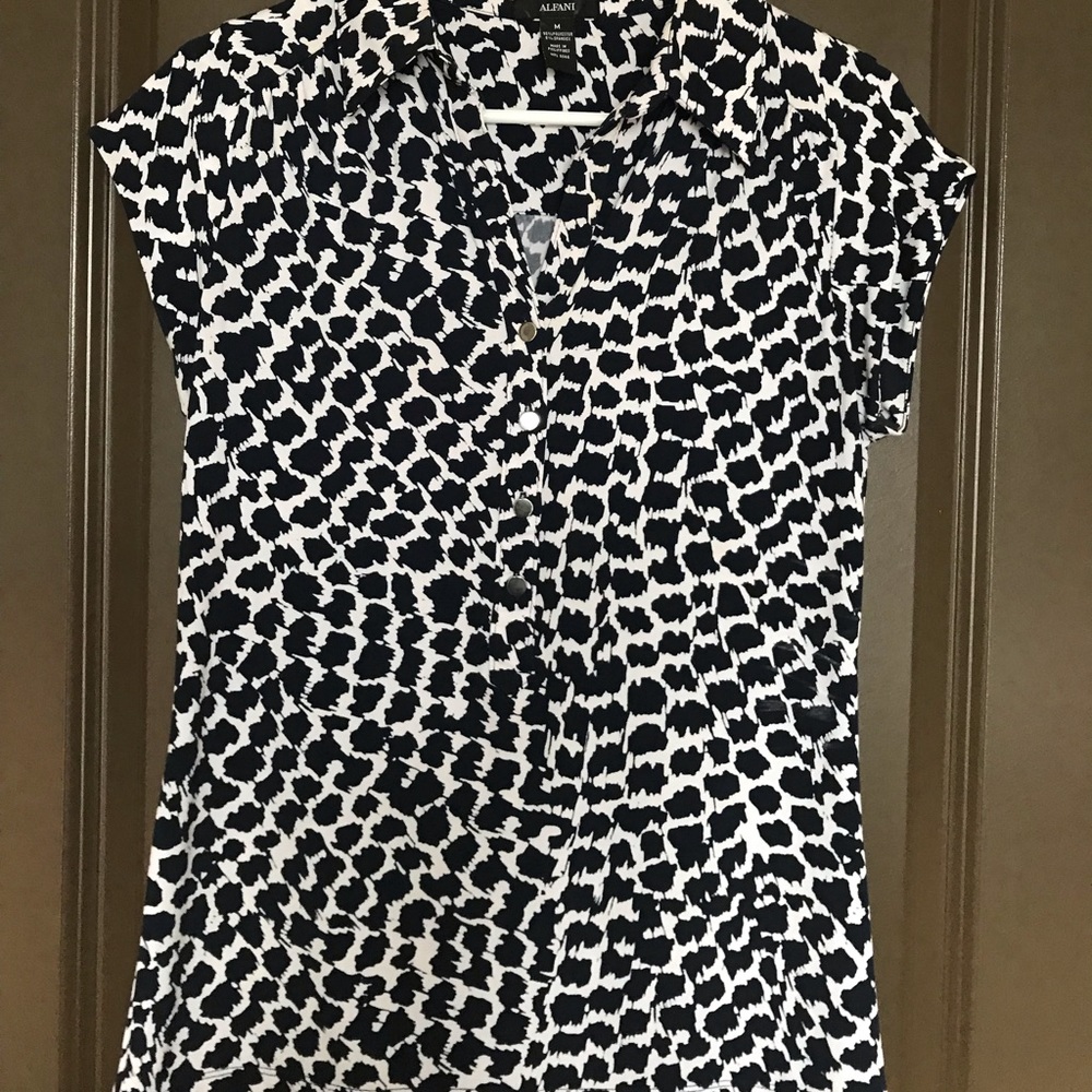 Alfani top in medium. Navy and white.